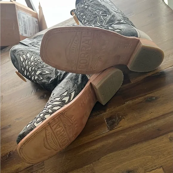 Corral Black and White Western Boots - Picture 6 of 6